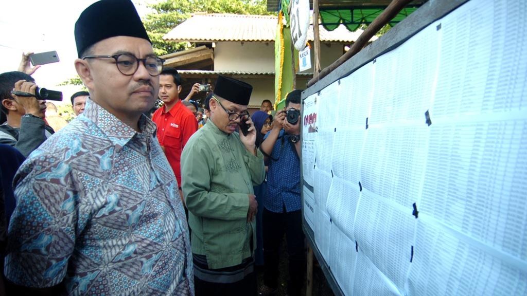 Calon Gubernur Jawa Tengah, Sudirman Said (kiri), melihat papan nama pemilih saat meninjau TPS 21 Desa Slatri, Brebes, Jawa Tengah, Rabu (27/6/2018). Sudirman mengajak warga untuk menyalurkan hak pilihnya pada pilkada serentak 2018. 