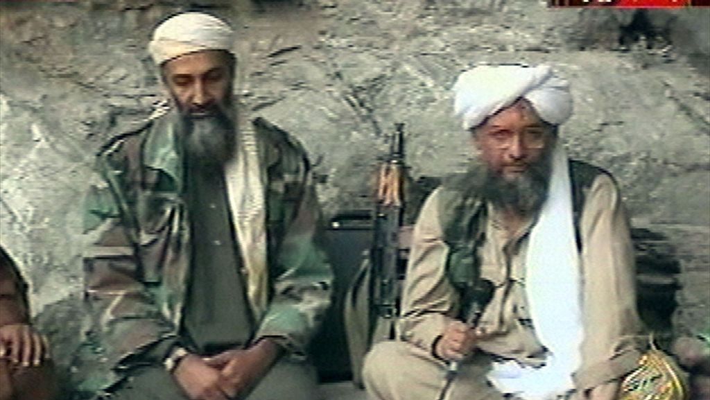 File foto 7 Oktober 2001, Osama bin Laden (kiri) dan Ayman al-Zawahri terlihat di lokasi yang dirahasiakan dalam siaran televisi. Seminggu setelah kematian Osama bin Laden, Ayman al-Zawahri dianggap sebagai yang terdepan untuk menggantikan pendiri al-Qaida yang ikonik tersebut. 