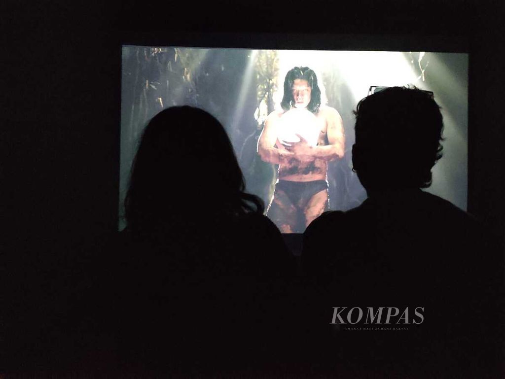 Sepasang pengunjung Artjog 2023 menyaksikan Humà karya Kezia Alexandra di Yogyakarta, Rabu (5/7/2023).