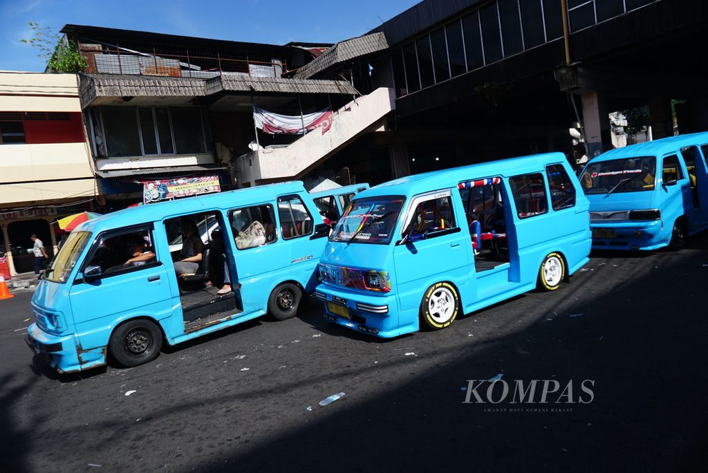 Microbuses or Mikro on the Pasar 45-Tuminting route line up in the Pasar 45 area, Manado, North Sulawesi, on Tuesday (9/5/2023). A total of 1,833 micro units are still operating to serve the people of Manado.