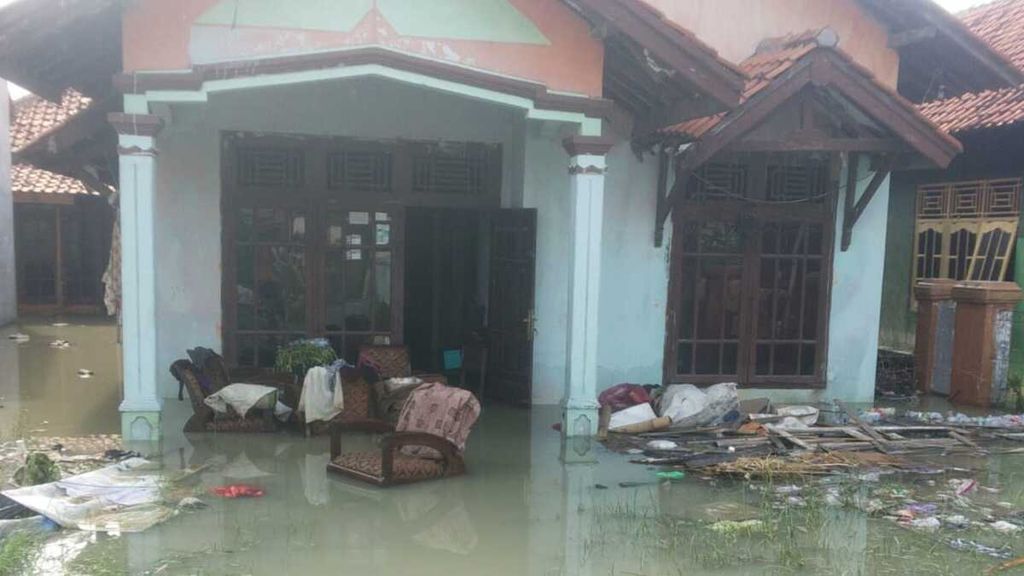 Salah satu lokasi yang terdampak banjir di Kecamatan Gebang, Kabupaten Cirebon, Jawa Barat, Kamis (7/3/2024). Sebanyak 37 desa yang tersebar di sembilan kecamatan di Kabupaten Cirebon terdampak banjir.