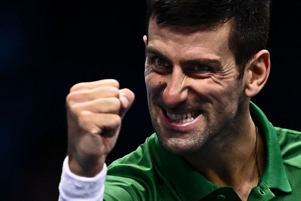 Petenis Serbia Novak Djokovic merayakan kemenangan atas petenis Rusia Andrej Rublev dalam penyisihan grup Final ATP di Turin, Italia, Rabu (16/11/2022). Kemenangan ini memsatikan Djokovic lolos ke ke semifinal.