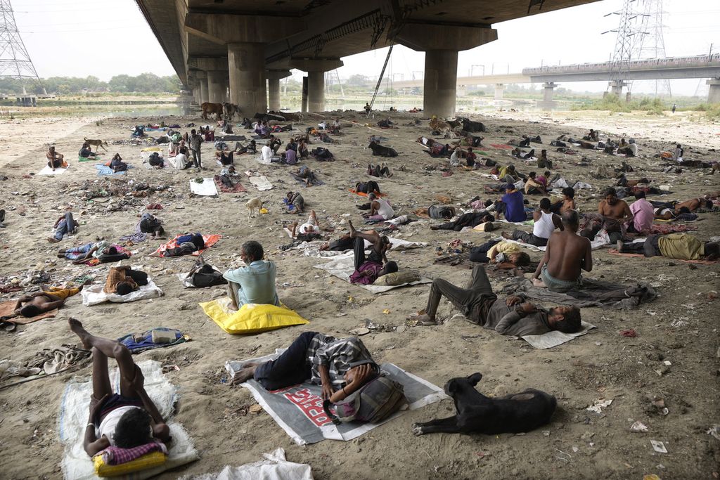 Warga tunawisma tidur di bawah jalan layang untuk menghindari terik di New Delhi, India, 20 Mei 2022. 