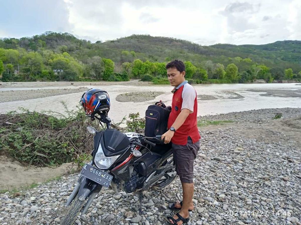 Perjalanan Anto Teguh Setiawan menuju tempat tugas di SMA Negeri 3 Amarasi Timur, Kabupaten Kupang, Nusa Tenggara Timur, akhir November 2021. Daerah itu masuk kategori terluar, terdepan, dan tertinggal.
