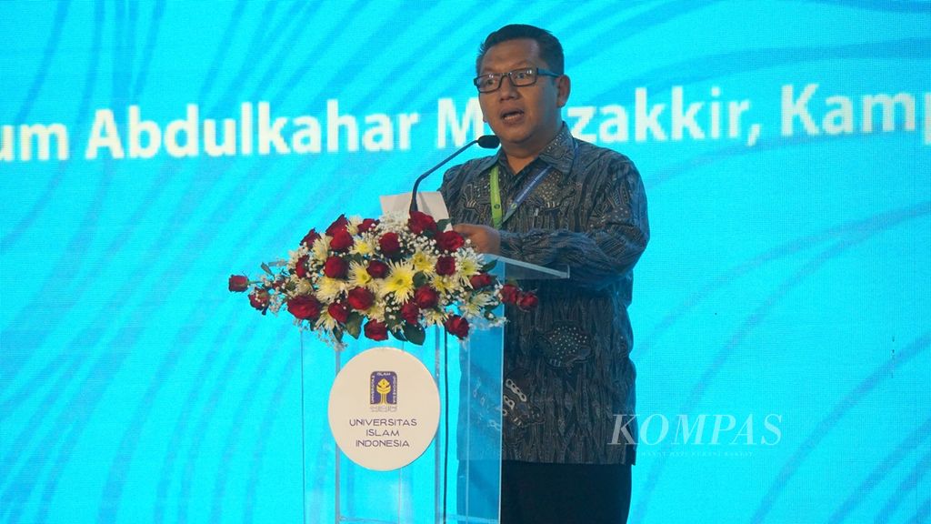 Rektor UII, Fathul Wahid, menyampaikan sambutan dalam acara bertajuk ”Seminar Kebangsaan dan Moderasi Islam” yang diselenggarakan di Kampus UII, Yogyakarta, pada 16 November 2019.