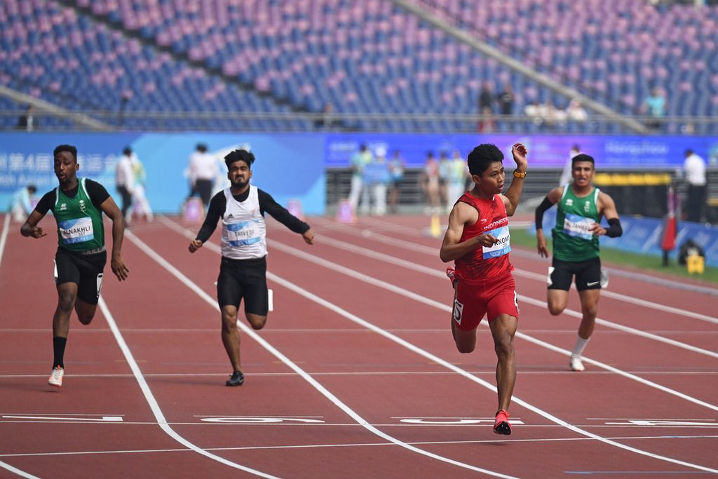 Saptoyogo Purnomo (kedua dari kanan) berlomba dalam nomor 100 meter T37 putra Asian Para Games Hangzhou 2022 di Huanglong Sports Centre, Hangzhou, China, Kamis (26/10/2023). Saptoyogo finis terdepan dengan catatan waktu 11,35 detik. 