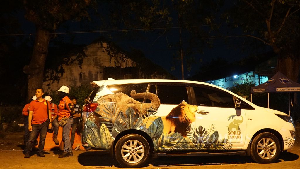 Mobil dinas milik Wali Kota Surakarta Gibran Rakabuming Raka diparkirkan di area proyek Viaduk Gilingan, Kota Surakarta, Jawa Tengah, Rabu (26/4/2023) malam. Aksi itu biasanya dilakukan Gibran untuk menunjukkan lokasi bermasalah. Kali ini, mobil itu diparkirkan untuk menghilangkan parkir liar di kawasan proyek tersebut.