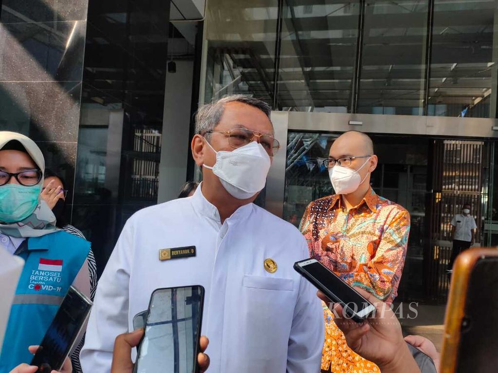 Wali Kota Tangerang Selatan Benyamin Davnie seusai meninjau vaksinasi Covid-19 di Swiss-Belhotel, Serpong, Tangerang Selatan, Banten, Rabu (2/6/2021).