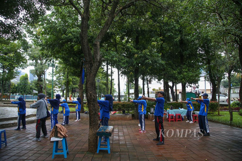 Puluhan warga lansia yang tergabung dalam Klub Jantung Sehat Hang Tuah Jakarta melakukan senam jantung sehat secara rutin, Kamis (5/3/2020), di Taman Hang Tuah, Jakarta Selatan. Hampir 50 persen anggota klub yang aktif berusia 50-80 tahun.