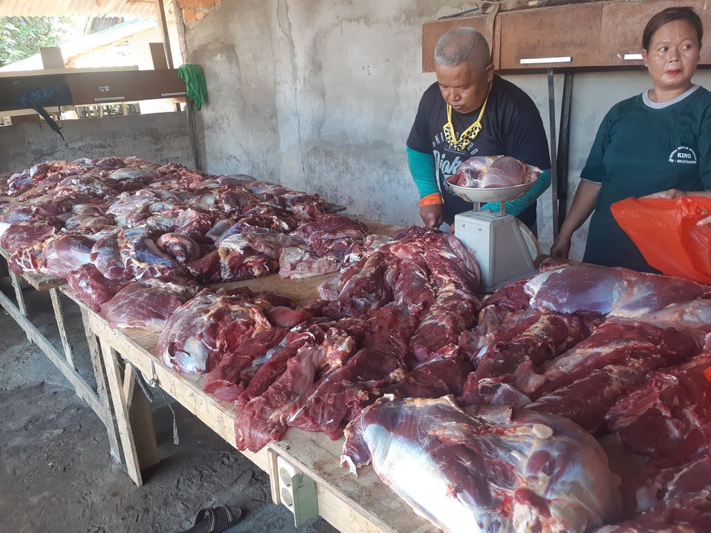 Petugas di salah satu rumah potong hewan di Palembang, Sumatera Selatan, sedang memotong hewan kurban, Sabtu (9/7/2022). Proses penyembelihan harus dilakukan secara higienis dan memperhatikan syariah. Hal ini untuk menghindari risiko penularan penyakit.