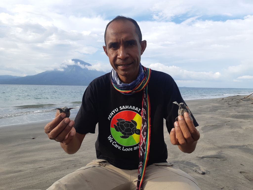 Polikarpus Bala, koordinator konservasi penyu di Pantai Rian Dua, Desa Bour, Kecamatan Nubatukan, Kabupaten Lembata, Nusa Tenggara Timur, Jumat (27/1/2023).