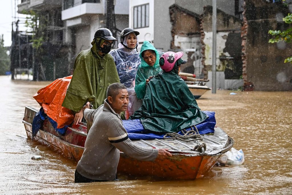 Evakuasi warga di Hanoi, Vietnam, Rabu (11/9/2024). Topan Yagi menyebabkan banjir dan longsor di berbagai penjuru Vietnam.