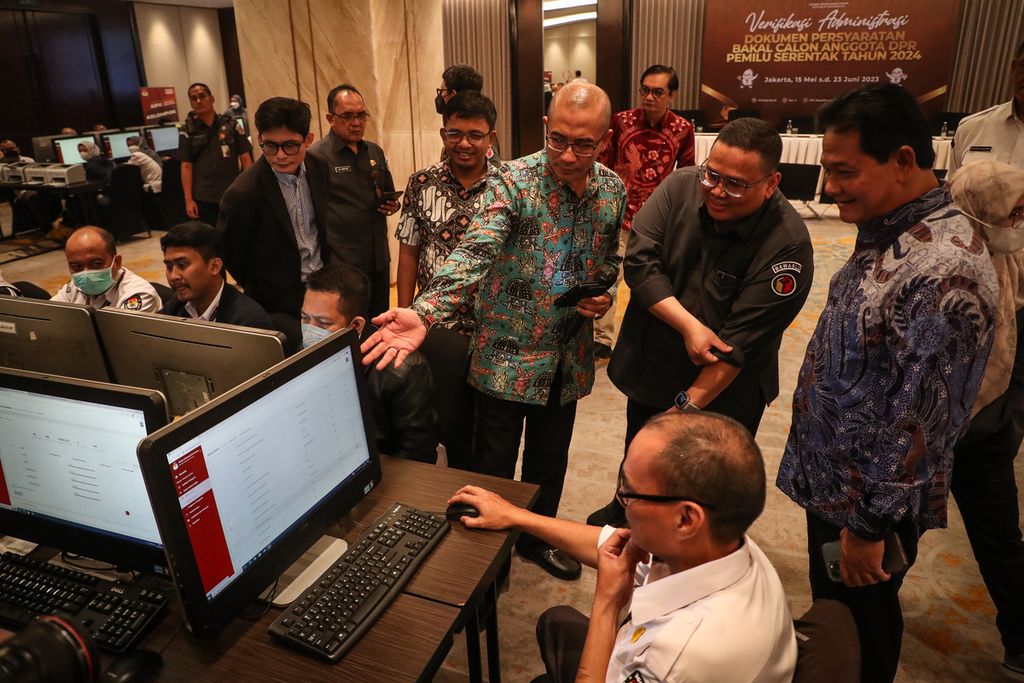 Ketua Komisi Pemilihan Umum Hasyim Asy'ari (kiri) mendampingi Ketua Badan Pengawas Pemilu Rahmat Bagja (tengah) dan Ketua Dewan Kehormatan Penyelenggara Pemilu Heddy Lugito (kanan) meninjau proses verifikasi administrasi bakal calon anggota DPR di Hotel Gran Melia Jakarta, Senin (29/5/2023). 