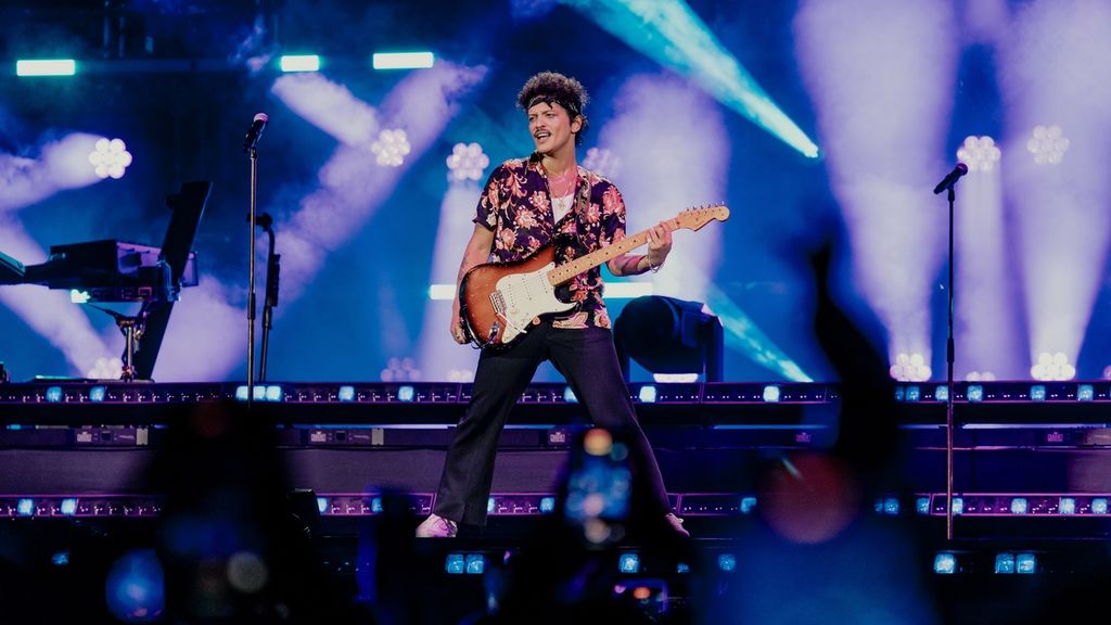 Penyanyai asal AS, Bruno Mars, tampil dalam konser tunggal di Jakarta International Stadium, Jakarta Utara, Rabu (11/9/2024). Peraih Piala Grammy itu tampil selama hampir dua jam membawakan belasan lagu terkenalnya, seperti Treasure”, ”24K Magic”, ”Versace on the Floor”, dan ”Marry You”. Bruno Mars juga tampil di tempat yang sama pada Jumat dan Sabtu.