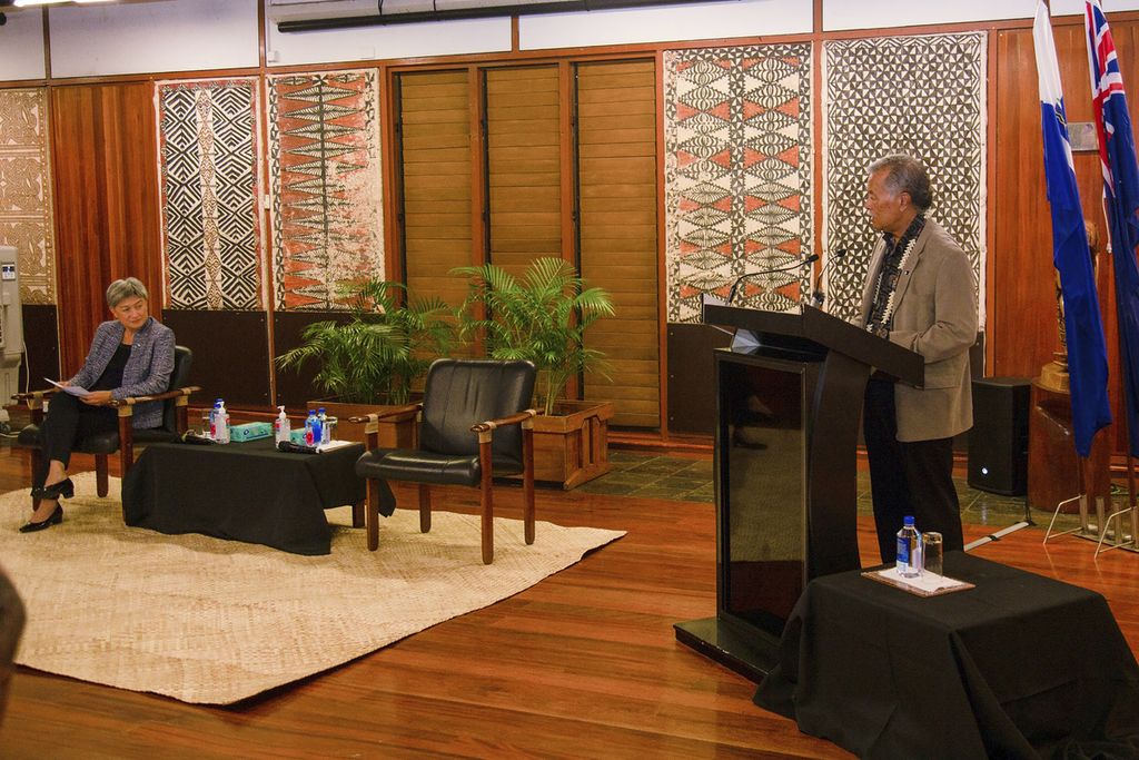 Menteri Luar Negeri Australia Penny Wong (kiri) disambut oleh Sekretaris Jenderal Forum Pulau-Pulau Pacifik Henry Puna pada kunjungan di Suva, Fiji, Kamis (26/5/2022). 