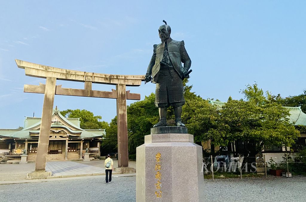 Warga mendatangi kuil dekat patung pendiri Kastil Osaka, Jepang, Toyotomi Hideyoshi, pada 2 Oktober 2023. Kastil itu salah satu warisan budaya dunia sekaligus salah satu obyek wisata utama di Osaka