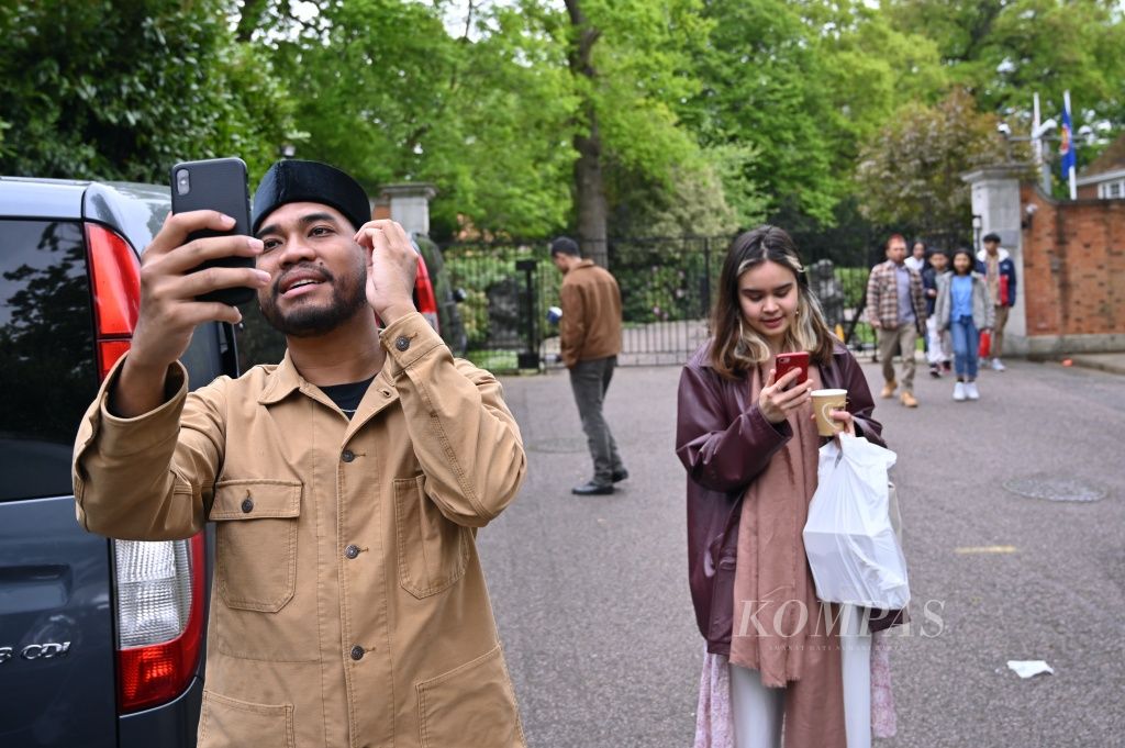 Warga diaspora Indonesia di Inggris mengucapkan selamat Idul Fitri kepada keluarga melalui panggilan video di KBRI London, Senin (2/5/2021). 