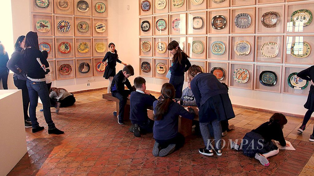 Sejumlah anak sekolah sedang belajar melukis di Museum Pablo Picasso di Antibes, Nice, Perancis. Picasso adalah pelukis legendaris yang hidup pada tahun 1881-1973.
