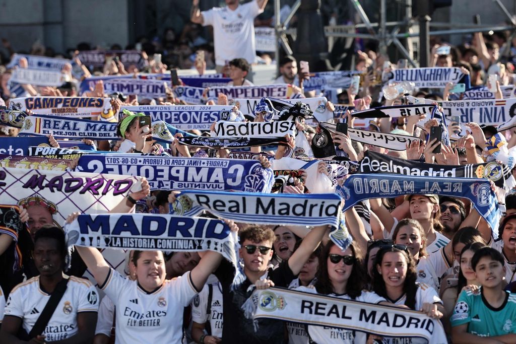 Ribuan suporter Real Madrid merayakan gelar juara Liga Champions yang ke-15 di Air Mancur Cibeles, Madrid, Minggu (2/6/2024). Real Madrid mengalahkan Borussia Dortmund, 2-0, dalam laga final Liga Champions di London, Inggris. 