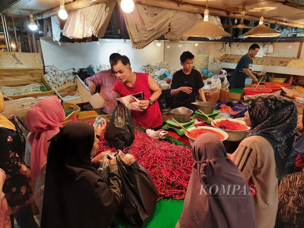 Traders at Pasar Raya Padang, Padang, West Sumatra, serving buyers, Friday (8/7/2022). The price of chili in Padang reaches Rp. 120,000 per kg. The increase in chili prices has occurred since last month due to reduced production due to crop failure due to the long dry season and high prices of fertilizers.