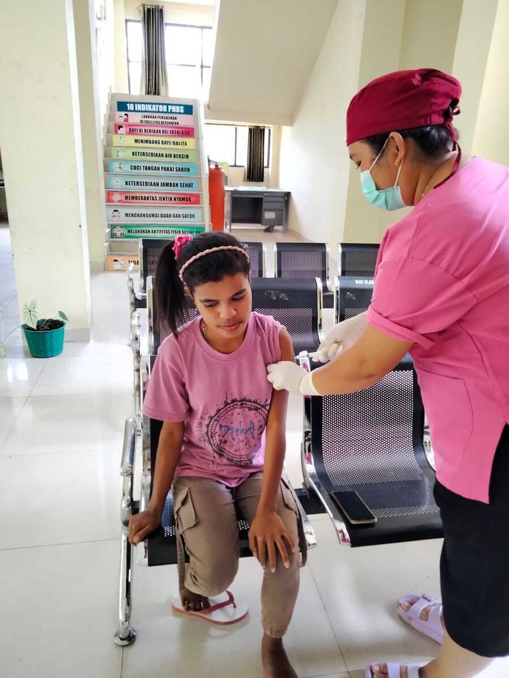 Petugas kesehatan hewan di Timor Tengah Selatan memberi vaksin anti rabies pada warga desa Fenun, TTS yang telah digigit anjing yang diduga berabies.