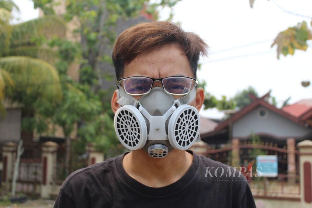 Warga Kota Palangkaraya, Kalimantan Tengah, mulai menggunakan masker saat beraktivitas di luar ruangan pada Kamis (28/9/2023). Kabut asap mulai menggangu aktivitas warga, bahkan kesehatan.