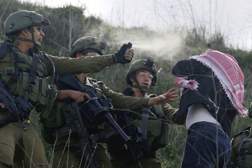 Tentara Israel menggunakan semprotan merica menghadapi demonstran Palestina di dekat permukiman Yahudi Yitzhar, dekat kota Nablus, Tepi Barat, Jumat (21/2/2020). 