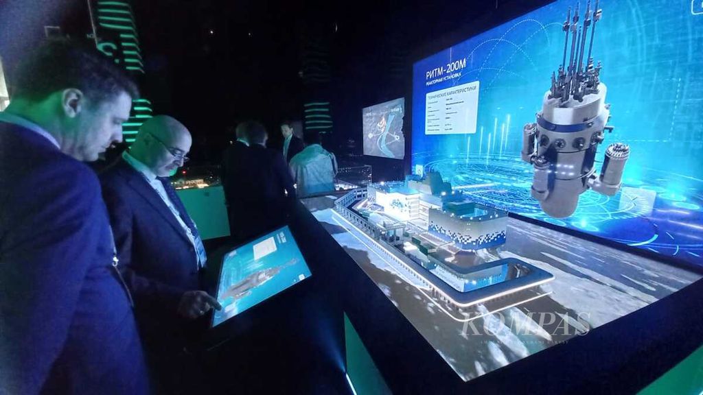 Pengunjung Atomexpo 2024 tengah berinteraksi dengan tayangan tentang reaktor modular yang dikembangkan Rosatom. Foto diambil pada Selasa (26/3/2024).