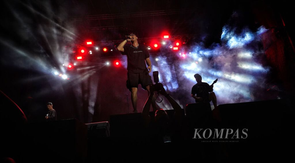 Aksi panggung kelompok Saint Loco dari Indonesia dalam acara Hammersonic Festival 2023 di Jakarta International E-Prix Circuit, Ancol, Jakarta, Sabtu (18/3/2023). Perhelatan yang digelar selama dua hari, yaitu Sabtu (18/3/2023) dan Minggu (19/3/2023), ini menghadirkan sejumlah kelompok musik, seperti Black Flag (Amerika Serikat), Slipknot (Amerika Serikat), Vio-lence (Amerika Serikat), Batushka (Rusia), Trivium (Amerika Serikat), Burgerkill (Indonesia), dan sejumlah kelompok musik cadas lainnya.