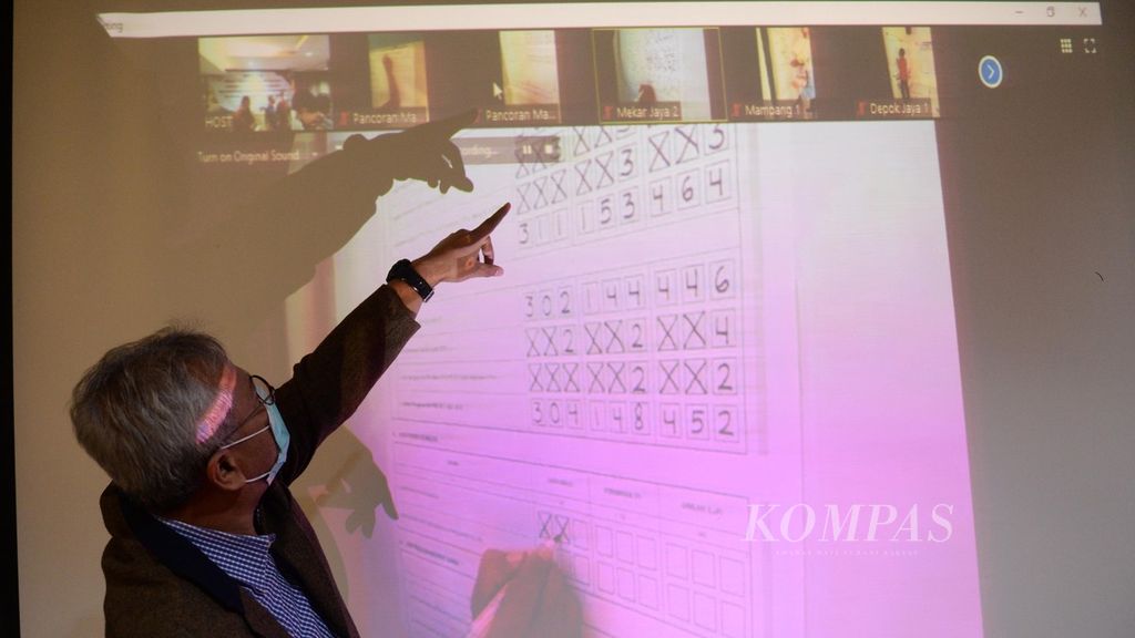 Ketua Komisi Pemilihan Umum (KPU) Arief Budiman menjelaskan alur proses penghitungan suara dalam simulasi penggunaan Sistem Informasi Rekapitulasi (Sirekap) pada penghitungan perolehan suara Pilkada Serentak 2020 di Hotel Santika, Depok, Jawa Barat, Kamis (17/9/2020). 