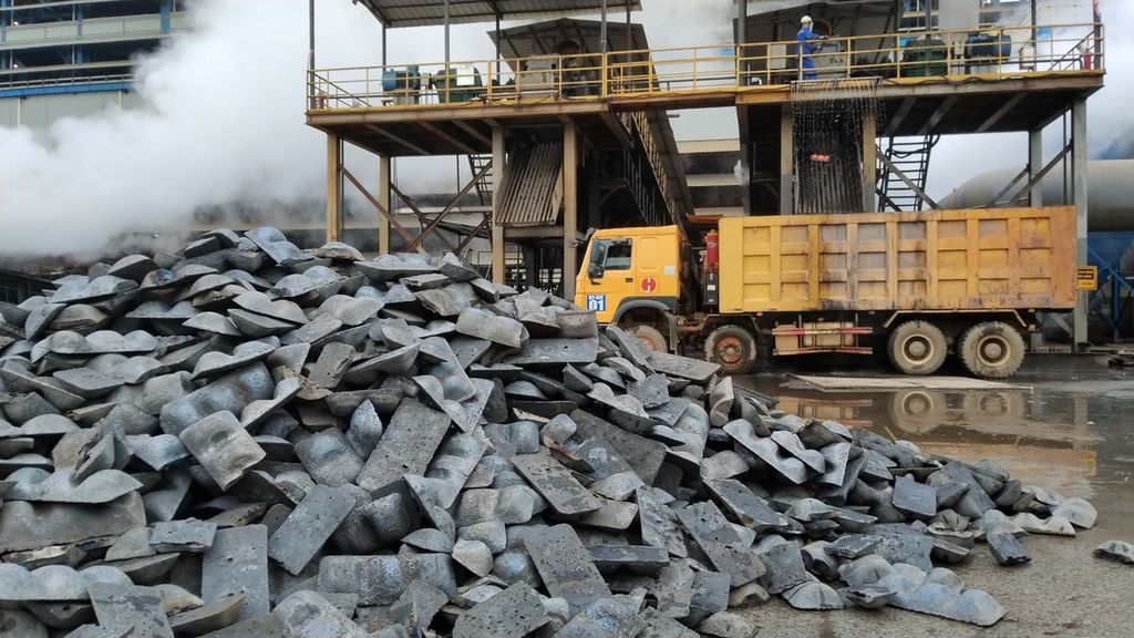 Feronikel hasil pengolahan smelter milik grup Harita Nickel, di Pulau Obi, Kabupaten Halmahera Selatan, Maluku Utara, Sabtu (8/4/2023).