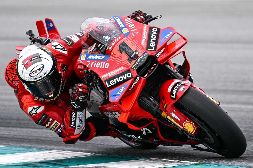 Pebalap Ducati Francesco ”Pecco” Bagnaia melibas salah satu tikungan saat tes pramusim MotoGP di Sirkuit Sepang, Malaysia, Kamis (8/2/2024). 