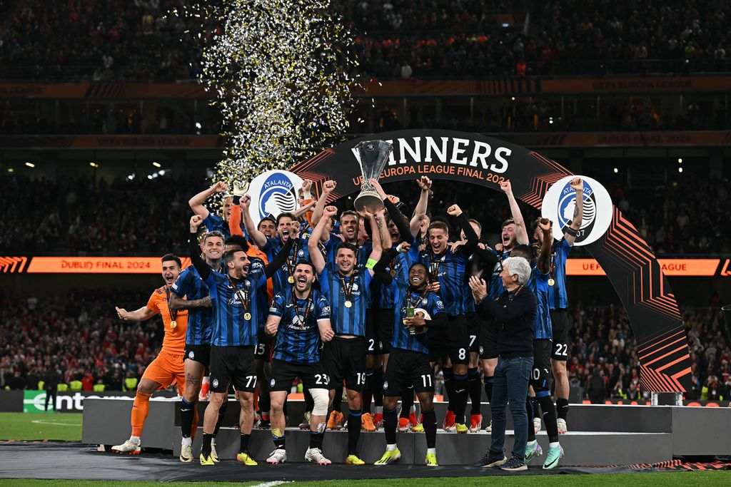 Para pemain Atalanta merayakan gelar juara Liga Europa setelah mengalahkan Bayer Leverkusen di Stadion Dublin Arena, Dublin, Irlandia, Kamis (23/5/2024) dini hari WIB. Pada final, Atalanta menang dengan skor 3-0. 