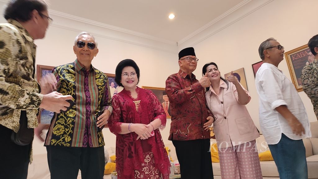 Guntur Soekarnoputra (kedua dari kiri) dan anggota Wantimpres, Sidarto Danusubroto, (berpeci) tengah bersalam-salaman dalam acara silaturahmi Patriot Indonesia, Senin (15/4/2024), di Jakarta Selatan.