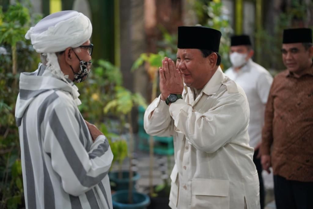 Ketua Umum Partai Gerindra Prabowo Subianto (kanan) saat sowan ke Rais Aam PBNU KH Miftachul Akhyar di Surabaya, Jawa Timur, Minggu (6/11/2022).