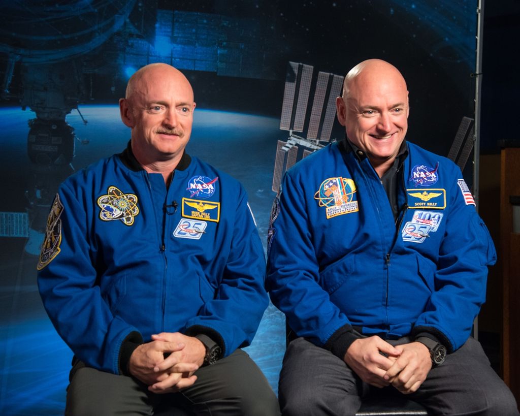 Antariksawan Amerika Serikat, Scott Kelly dan saudara kembarnya, Mark Kelly, menjadi responden studi kembar untuk membandingkan dampak manusia yang hidup lama di luar angkasa dengan yang tetap tinggal di Bumi.