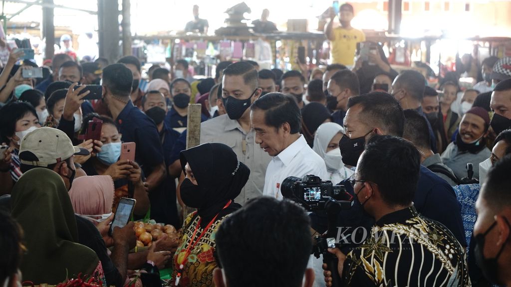 Presiden Joko Widodo mengunjungi Pasar Pasir Gintung, Bandar Lampung, pada Sabtu (3/9/2022). Seusai pembagian BLT BBM di Lampung, Presiden mengumumkan kenaikan harga BBM. 