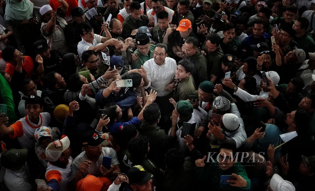 Calon presiden Anies Baswedan menyalami pendukungnya saat berkampanye di Gedung Olahraga (GOR) Laga Tangkas, Pakansari, Cibinong, Kabupaten Bogor, Jawa Barat, Selasa (28/11/2023). 