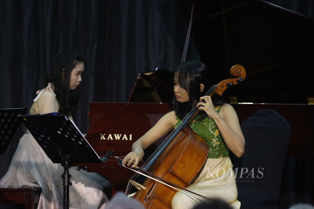 Pemain selo, Neam SR Hidayat, tampil bersama violinis Lidya Evania Lukito (tidak tampak) dan pianis Jeneffer Widjaja dalam konser Exotic Rendezvous di Hotel Atria, Magelang, Jawa Tengah, Jumat (18/11/2022) malam. 