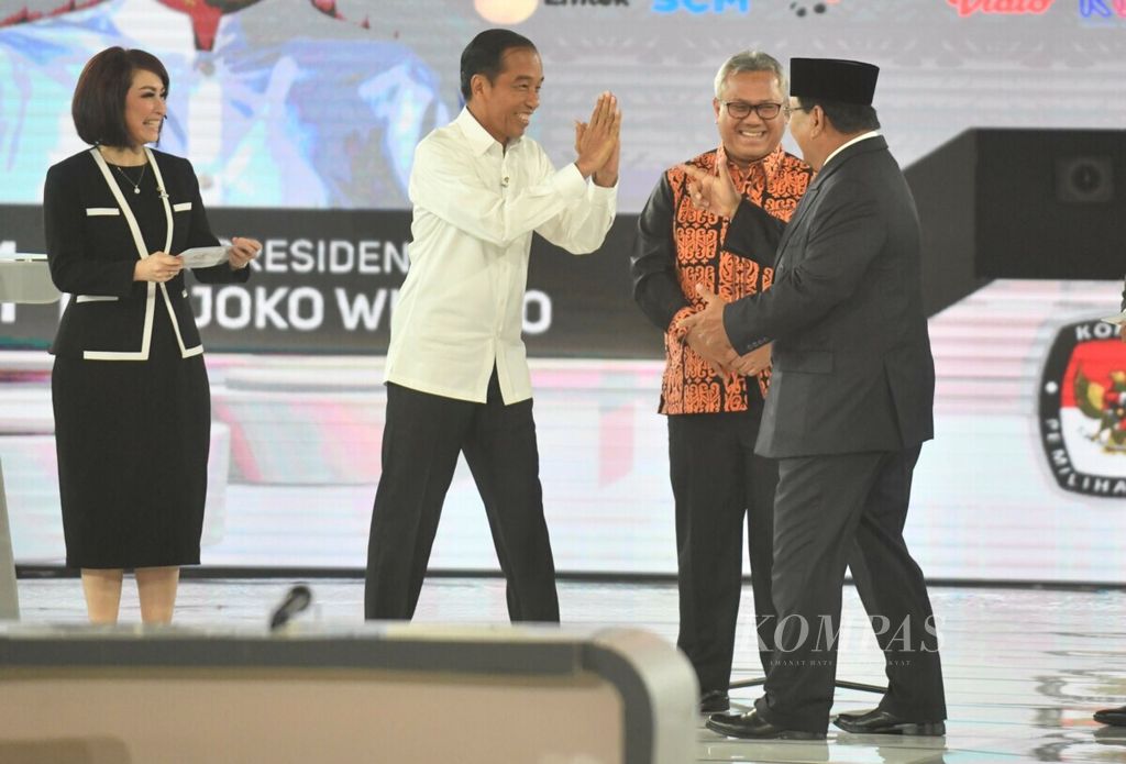 Calon presiden Joko Widodo dan calon presiden Prabowo Subianto mengikuti debat keempat capres yang diselenggarakan KPU di Jakarta, Sabtu (30/3/2019).