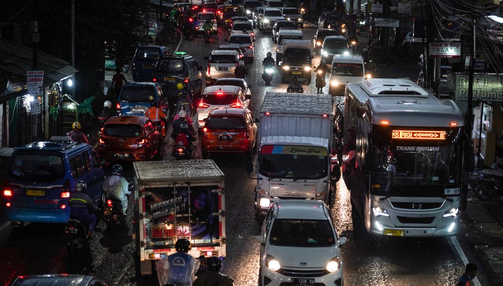 Moda BisKita Trans Pakuan melintasi Jalan Raya Bogor, Kota Bogor, Jawa Barat, Jumat (12/11/2021). Animo warga untuk naik moda angkutan umum yang disubsidi negara ini cukup tinggi. 