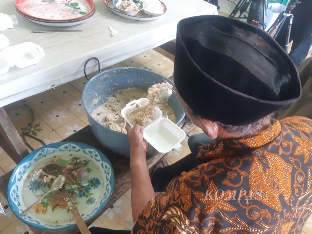 Abdullah bin Islam bin Bayasut (68) menyiapkan bubur harisah di Kelurahan Panjunan, Kecamatan Lemahwungkuk, Kota Cirebon, Jawa Barat, Sabtu (16/3/2024). 