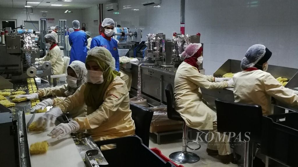 Suasana pabrik Salim Wazaran Maghreb Manufacturing Tiflet, Khemisset, Maroko, 26 Juni 2018, saat memproduksi mi instan Indomie. 