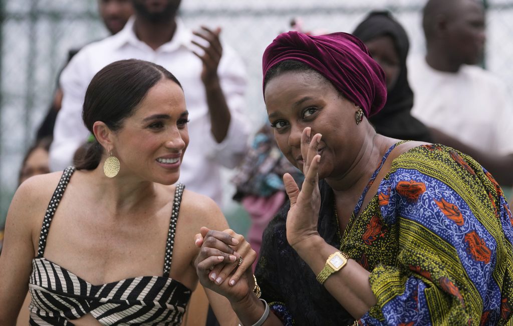 Meghan Markle (kiri) dan warga Nigeria dalam kunjungan di Abuja, Nigeria, Sabtu, 11 Mei 2024.