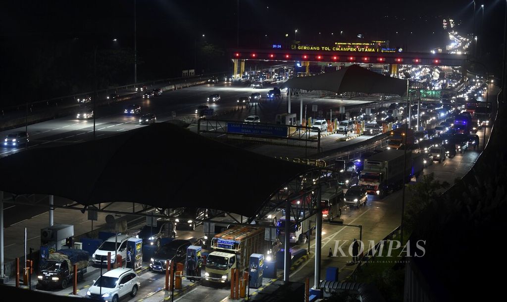 Kendaraan memadati Tol Jakarta Cikampek di Gerbang Tol Cikampek Utama, Karawang, Jawa Barat, Jumat (6/5/2022). 