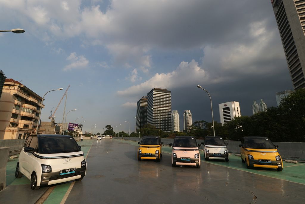 Sejumlah mobil listrik Wuling AirEV dalam acara Green Mobility Experience terparkir di parkiran atas Stasiun BNI City, Senin (19/09/2022).