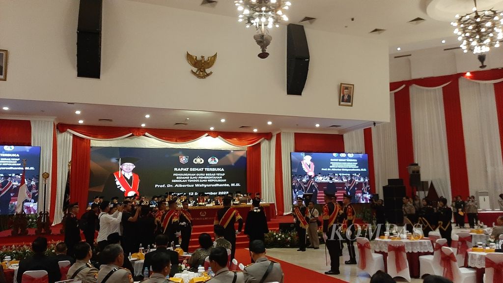 Suasana proses pengukuhan Guru Besar Sekolah Tinggi Ilmu Kepolisian Profesor Albertus Wahyurudhanto di STIK Lembaga Pendidikan dan Pelatihan Polri, Jakarta, Selasa (12/9/2023).