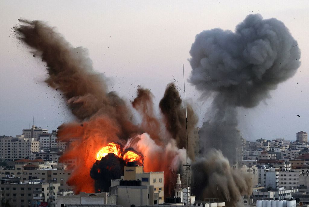 Asap mengepul usai serangan udara Israel di Kota Gaza yang menargetkan kompleks Ansar, terkait dengan gerakan Hamas, di Jalur Gaza pada 14 Mei 2021.