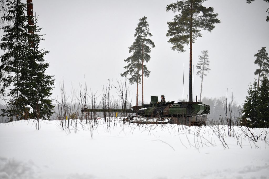 Sebuah tank Leclerc Prancis mengambil bagian dalam latihan gabungan sebagai bagian dari operasi NATO EFP di kamp tentara Tapa Estonia dekat Rakvere, Minggu (6/2/2022). Latihan "Kamp Musim Dingin" di timur laut Estonia, hanya berjarak 100 kilometer dari perbatasan Rusia.