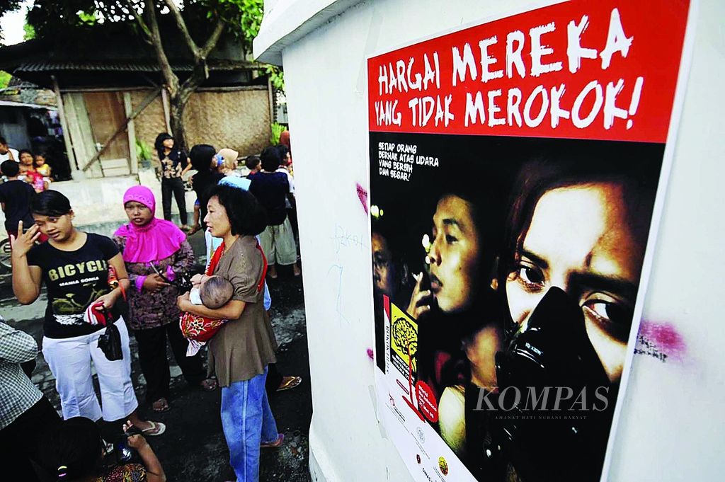 Poster Kampanye Antirokok menempel di dinding Kampung Nyutran, Kelurahan Wirogunan, Kecamatan Mergangsan, Yogyakarta, Senin (31/5/2010). Kampanye untuk menyadarkan masyarakat akan bahaya kebiasaan dan asap rokok dilakukan melalui berbagai media.